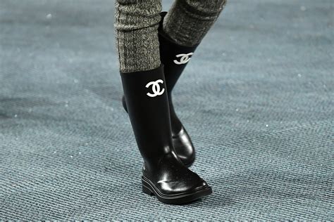 les bottes chanel|Chanel signe les bottes les plus chic de l'hiver .